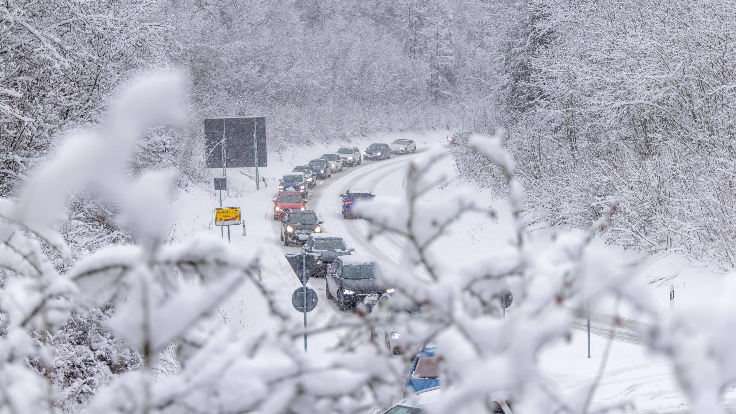 Schneechaos in Hessen. Tief verschneit ist die Landschaft nahe der Hohemark im Taunus.