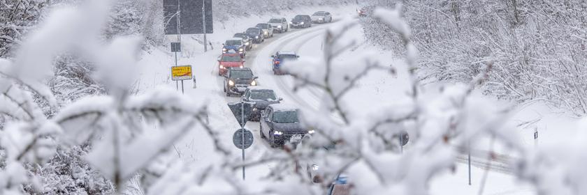 Schneechaos in Hessen. Tief verschneit ist die Landschaft nahe der Hohemark im Taunus.