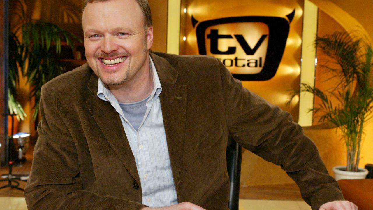 Stefan Raab vor dem TV Total-Logo. 