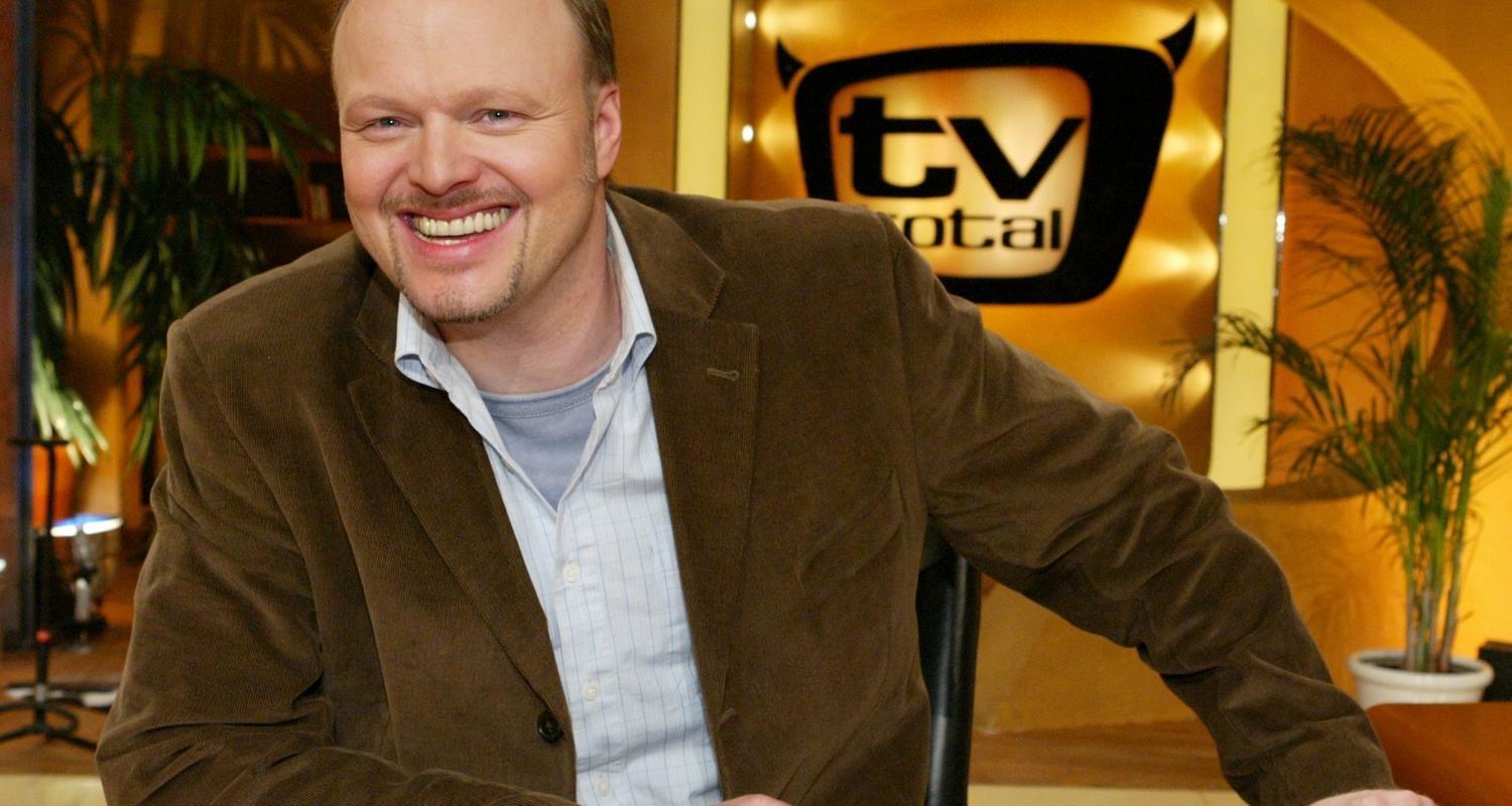 Stefan Raab vor dem TV Total-Logo. 
