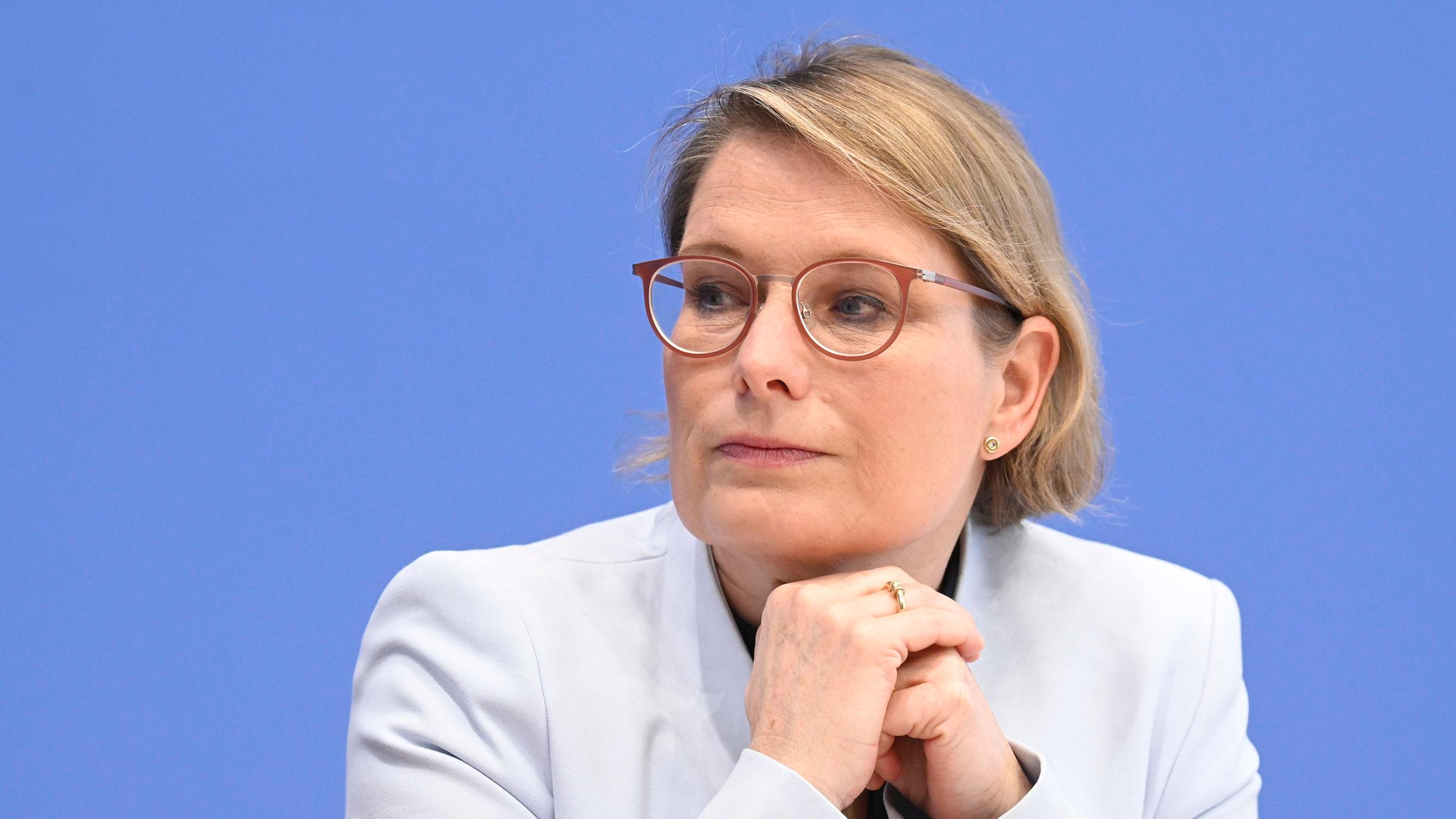 Dr. Stefanie Hubig bei der Bundespressekonferenz am 20.01.2025