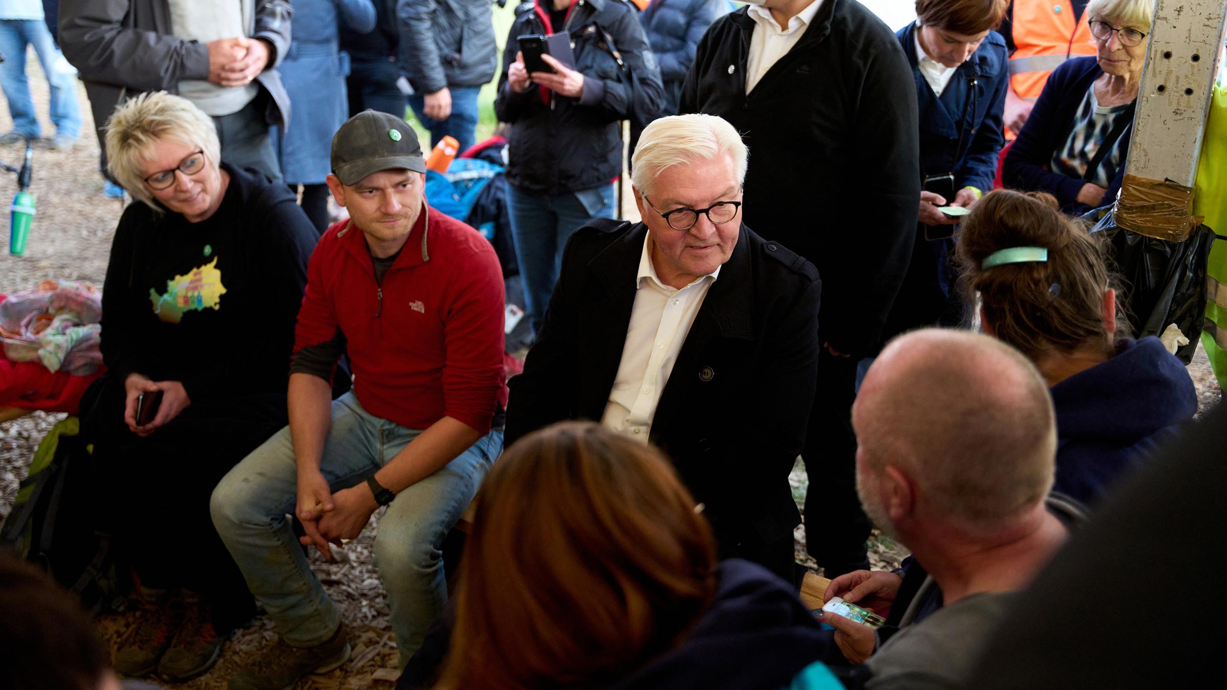 Frank-Walter Steinmeier im Ahrtal im Gespräch mit Bürgern