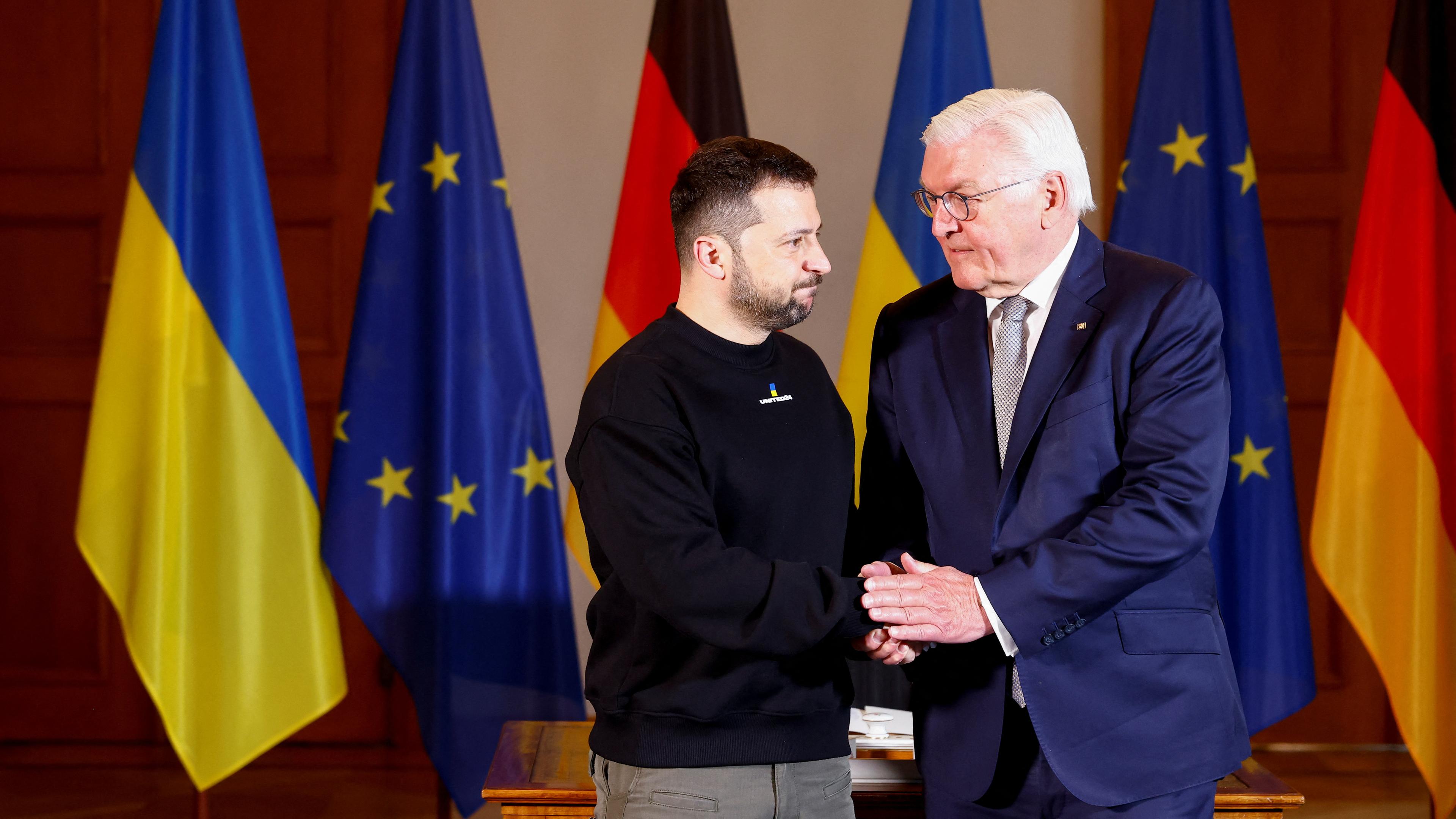Präsident Steinmeier begrüßt Wolodymyr Selenskyj im Schloss Bellevue.