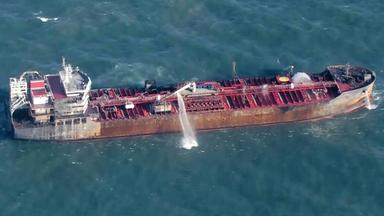 Ein Tanker mit deutlichen Brandspuren auf dem Meer