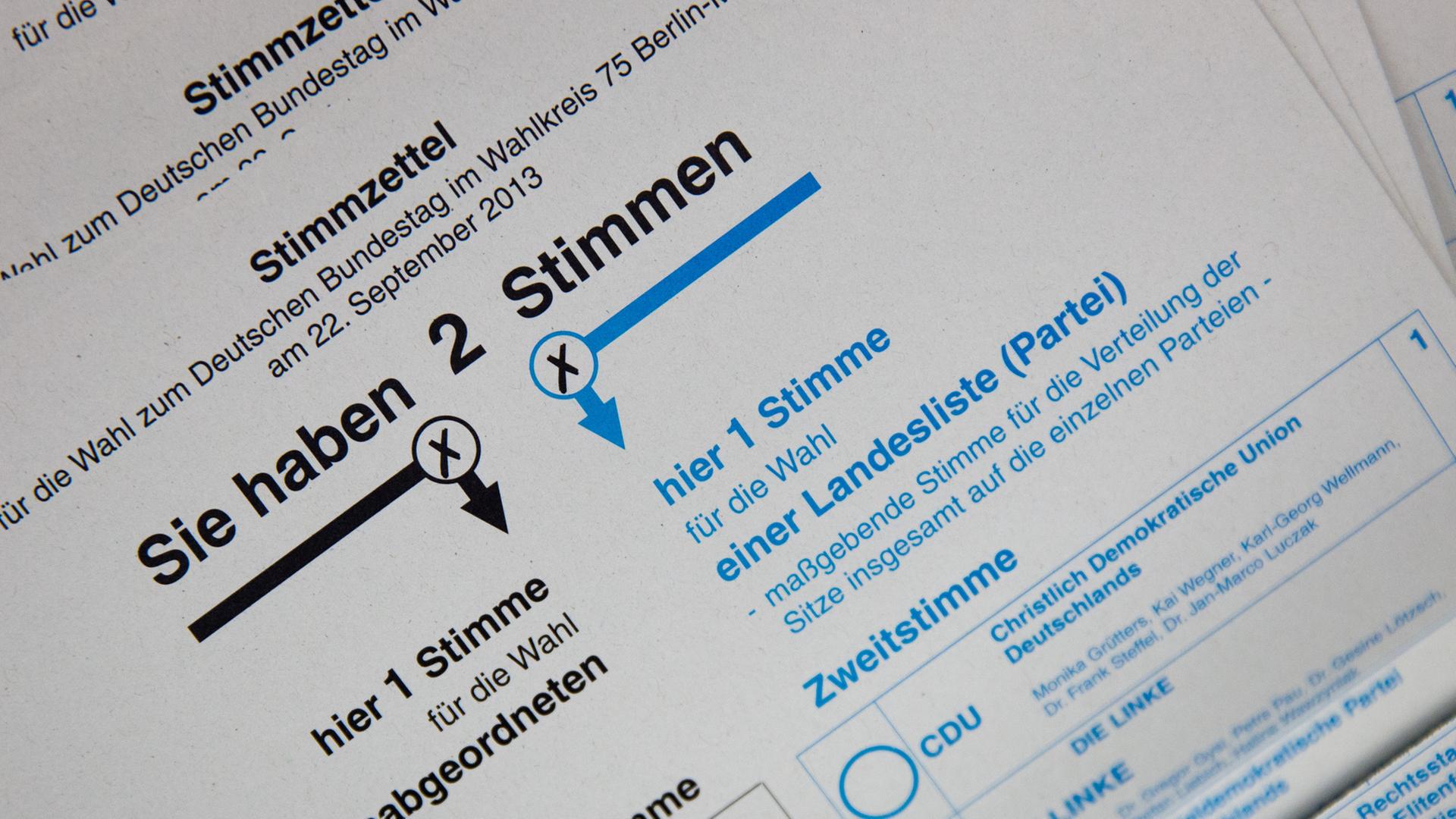 Auf einem Stimmzettel wählen die Bürger die Partei, die regieren soll