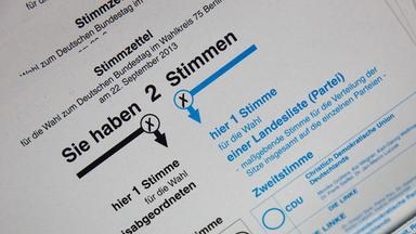 Auf einem Stimmzettel wählen die Bürger die Partei, die regieren soll