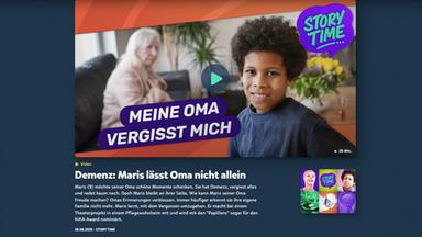 Eine Website mit Video-Vorschaubild, auf dem ein Junge zu sehen ist, der freundlich in die Kamera schaut. Im Hintergrund, etwas verschwommen, sitzt eine ältere Dame auf einem Sofa, Blumen und Zimmerpflanzen sind zu erkennen. Auf dem Bild steht oben rechts der Sendungstitel: Story Time und unten links "Meine Oma vergisst mich". 