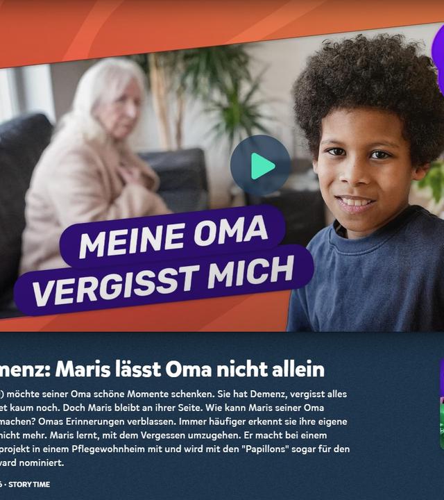 Eine Website mit Video-Vorschaubild, auf dem ein Junge zu sehen ist, der freundlich in die Kamera schaut. Im Hintergrund, etwas verschwommen, sitzt eine ältere Dame auf einem Sofa, Blumen und Zimmerpflanzen sind zu erkennen. Auf dem Bild steht oben rechts der Sendungstitel: Story Time und unten links "Meine Oma vergisst mich". 