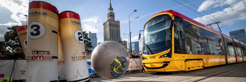 In Warschau treten Straßenbahnfahrerinnen und Straßenbahnfahrer aus vielen Ländern bei einer Europameisterschaft gegeneinander an. Dabei müssen sie zeigen, wie präzise sie ihre Straßenbahn steuern können.