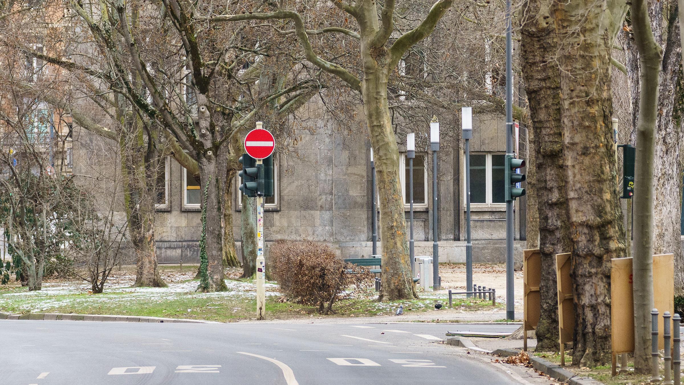 Ein Vergleich zwischen der Straßenfastnacht im Jahr 2020 und in diesem Jahr: Während im vergangenen Jahr die Straßen gesäumt von Menschen sind, ist es in diesem Jahr ganz leer.