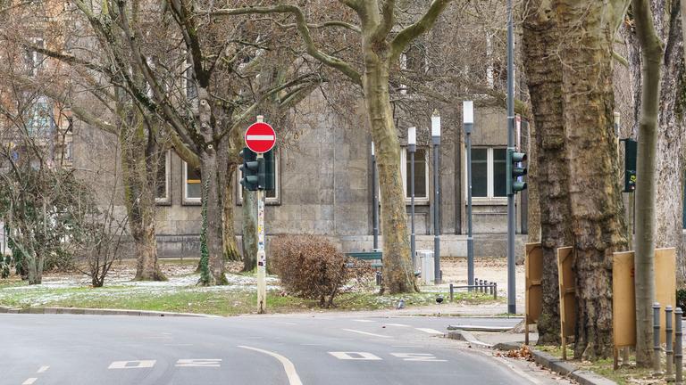 Ein Vergleich zwischen der Straßenfastnacht im Jahr 2020 und in diesem Jahr: Während im vergangenen Jahr die Straßen gesäumt von Menschen sind, ist es in diesem Jahr ganz leer.