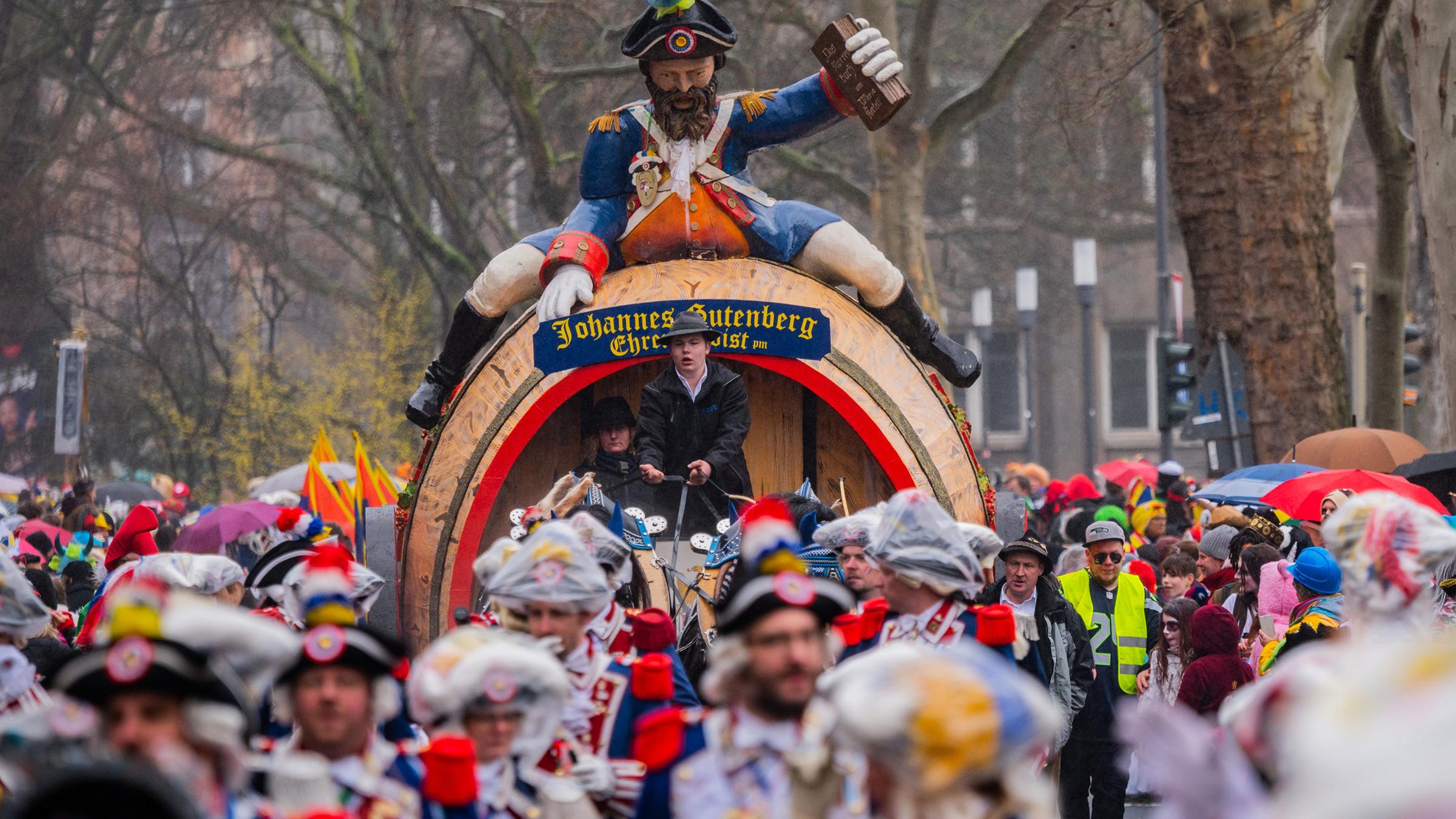 Ein Vergleich zwischen der Straßenfastnacht im Jahr 2020 und in diesem Jahr: Während im vergangenen Jahr die Straßen gesäumt von Menschen sind, ist es in diesem Jahr ganz leer.