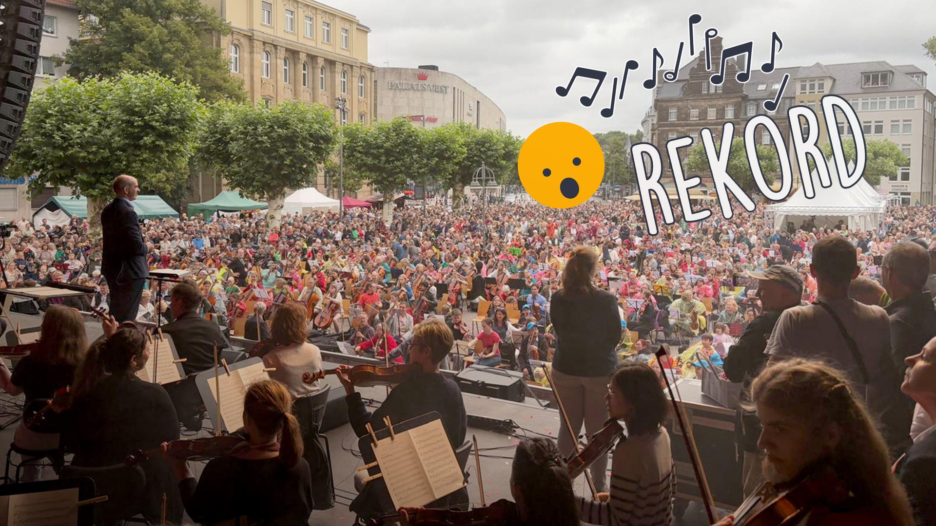 1.353 Streicher haben nach Angaben der Veranstalter den Weltrekord für das größte Streichorchester aufgestellt.