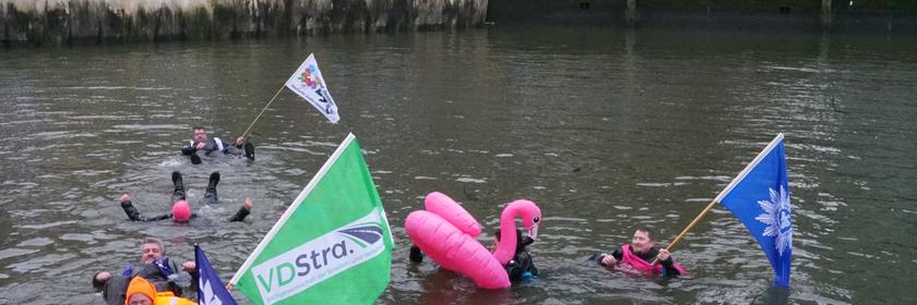 Angestellte im öffentlichen Dienst waren in Hamburg bei einem Warnstreik baden. 