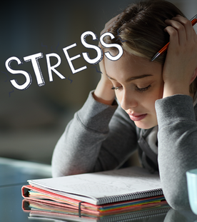 Ein Mädchen sitzt gestresst über einem Heft, daneben das Wort "Stress"