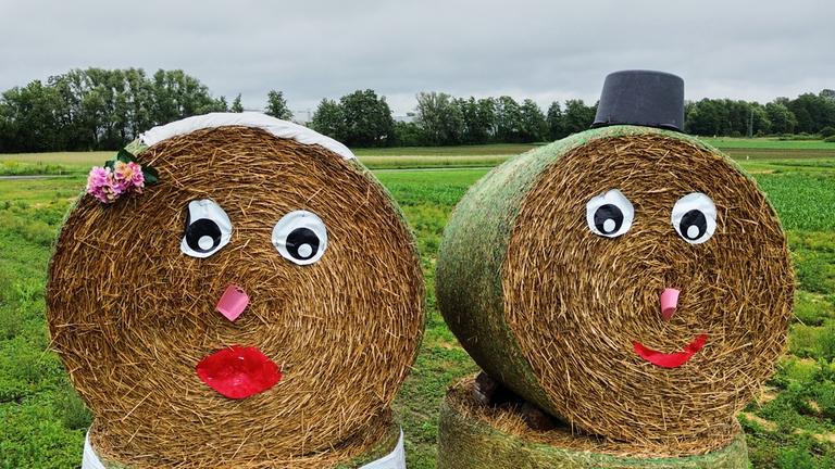 Auf zwei Strohballen wurden Augen, Nase und Mund geklebt.