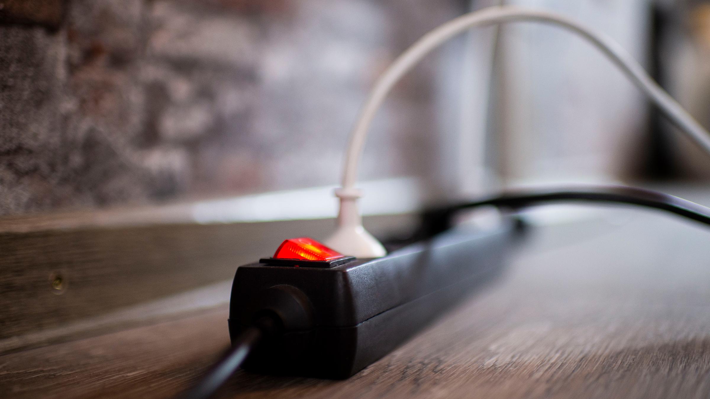 Kabelsalat hängt an einem Schreibtisch in einem Büro, aufgenommen am 11.05.2021