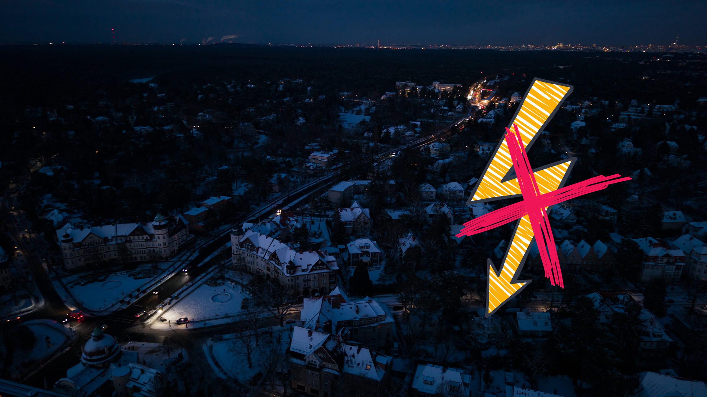 Eine dunkle Stadt von oben, darüber zwei Zeichnungen von einem gelben Blitz und einem roten Kreuz