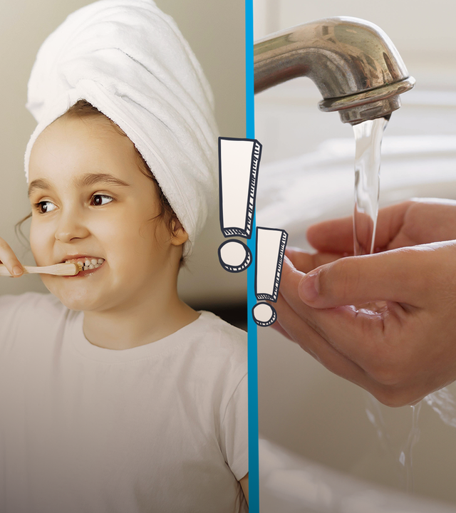 Kind putzt sich seine Zähne und Hände werden an einem Waschbecken gewaschen. 