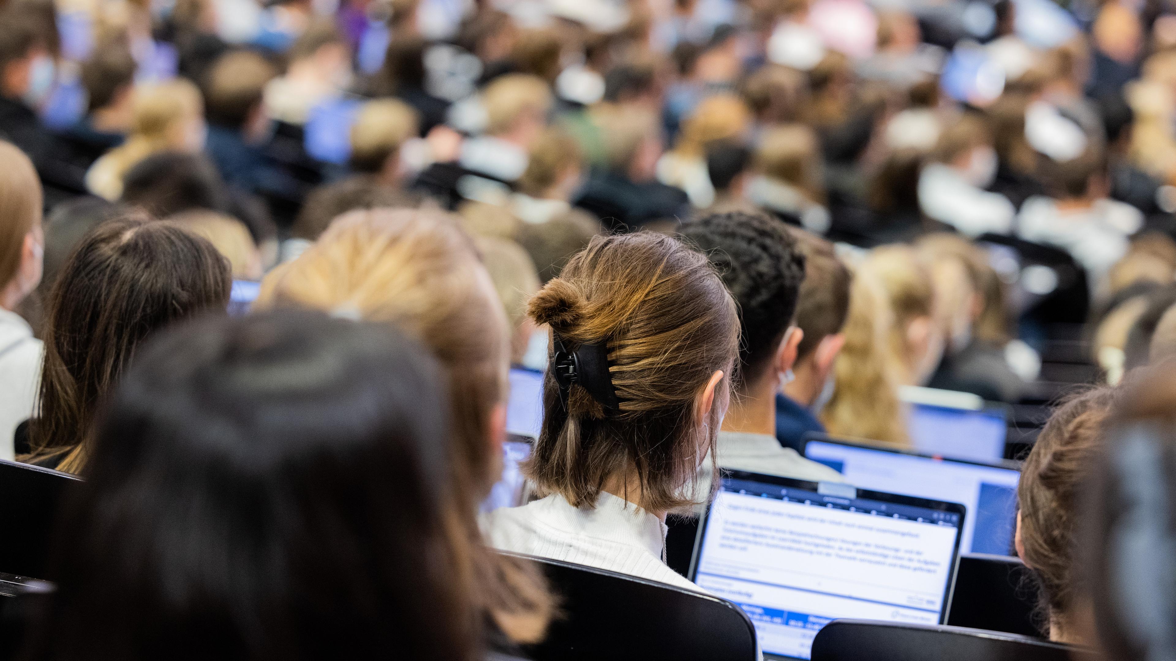 Studentinnen und Studenten sitzen während einer Vorlesung in einem Hörsaal der Westfälischen Wilhelms-Universität