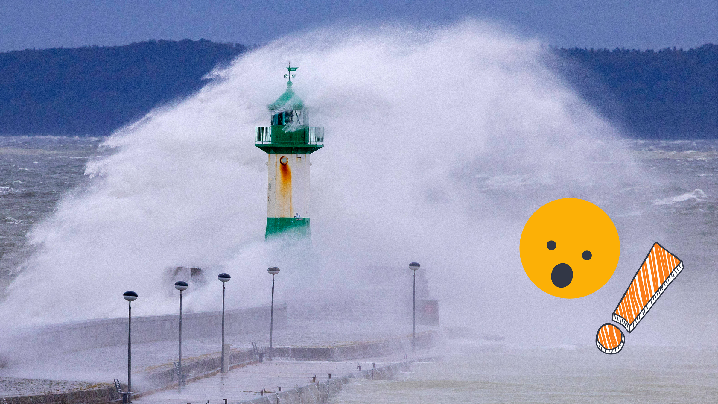 Eine große Welle trifft einen Leuchtturm