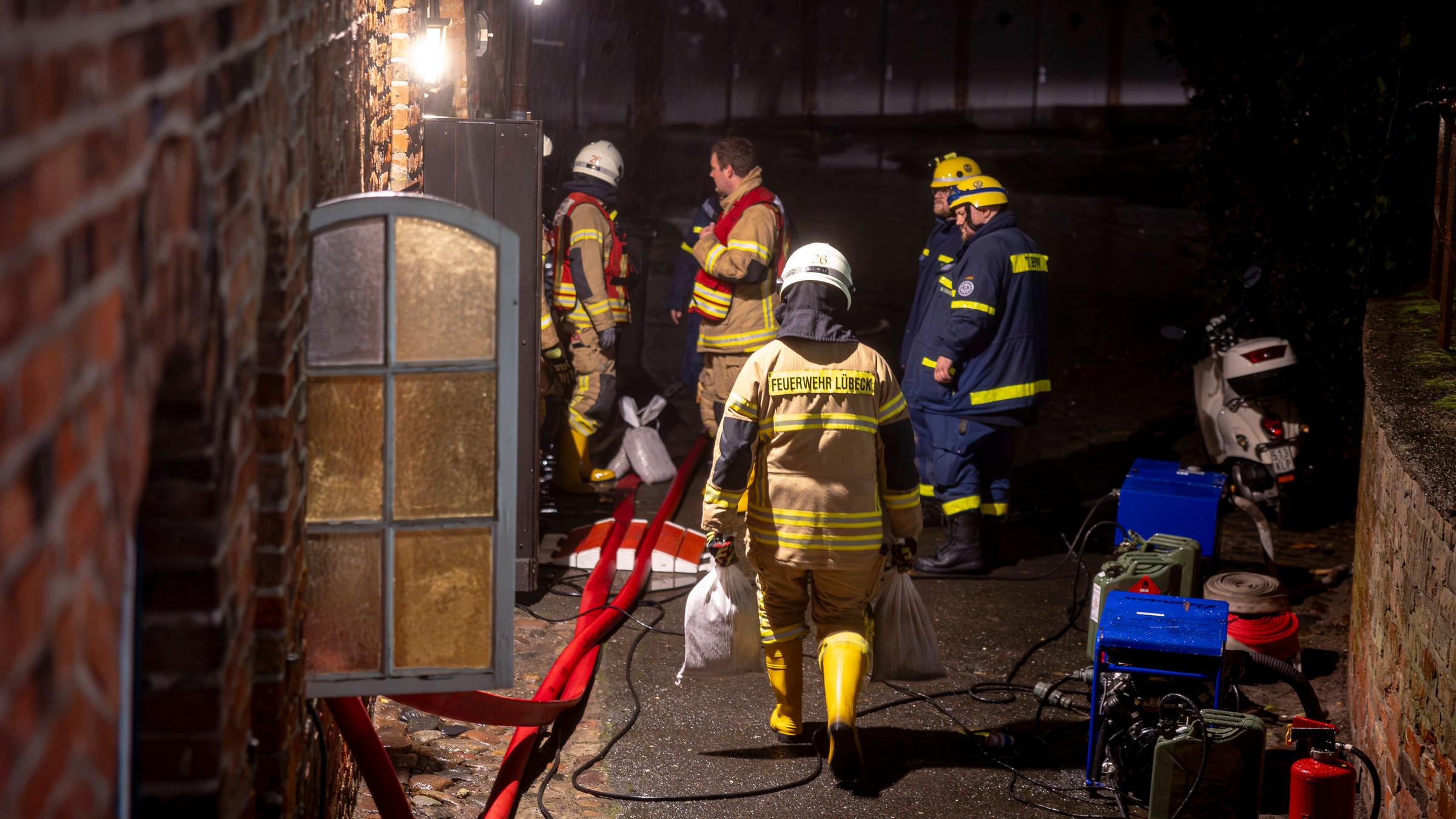 Feuerwehreinsatz bei Sturflut an der Ostsee