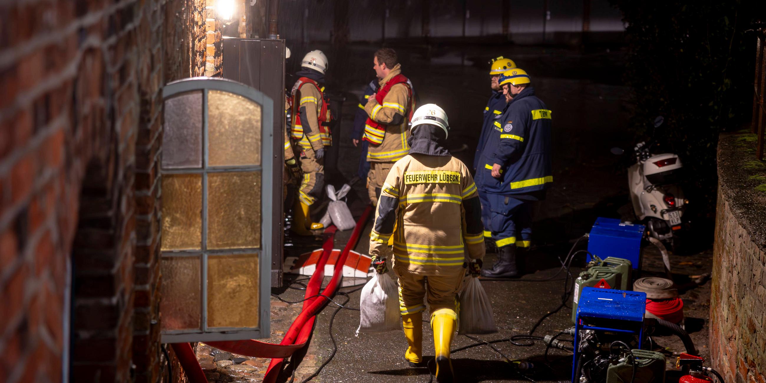 Feuerwehreinsatz bei Sturflut an der Ostsee