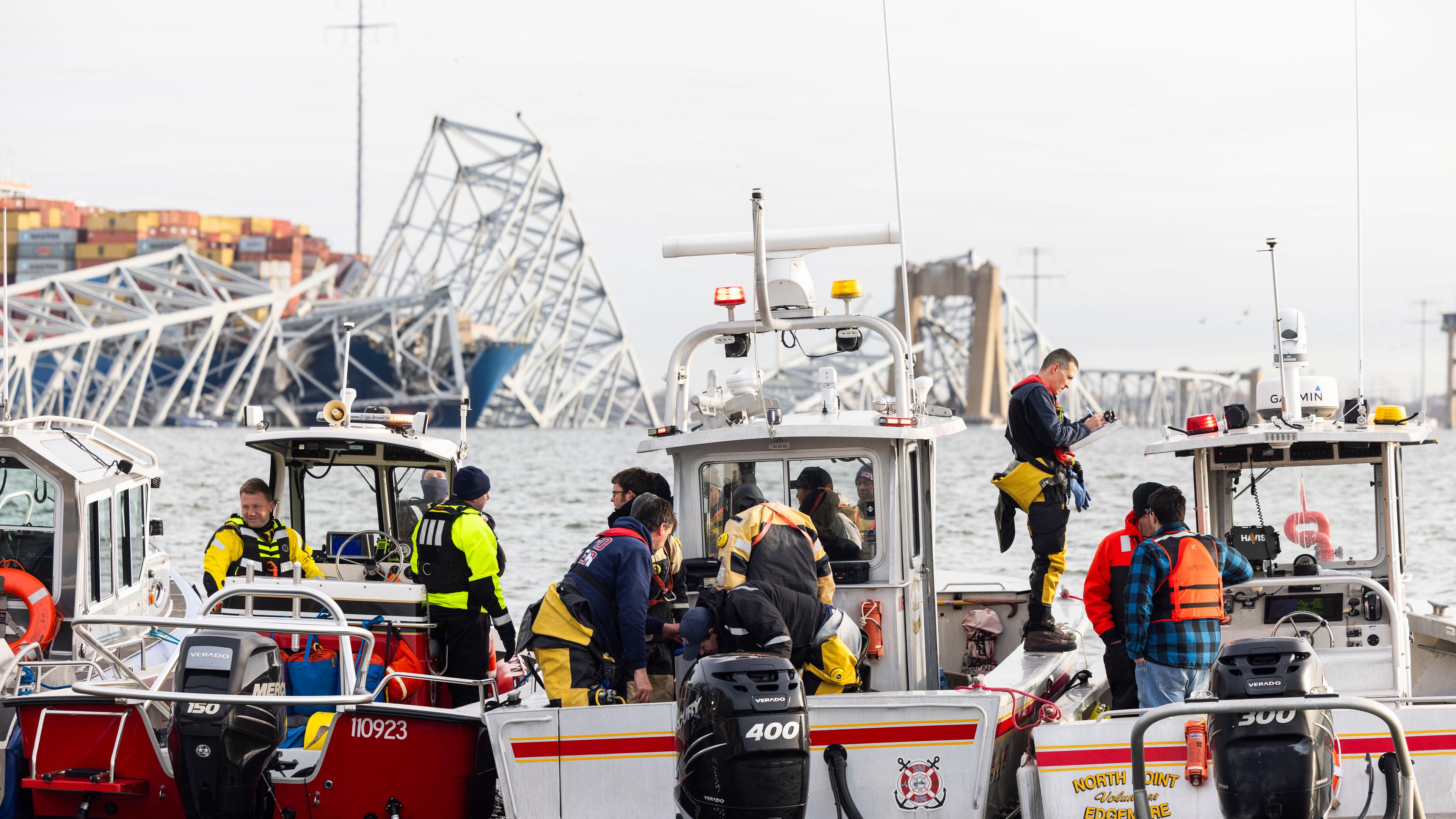 Denn laut Küstenwache ist die Suche nach den Vermissten wegen der gefährlichen Strömung und den Trümmerteilen im Wasser auch für die Rettungskräfte sehr gefährlich. Als Ursache für das Unglück …