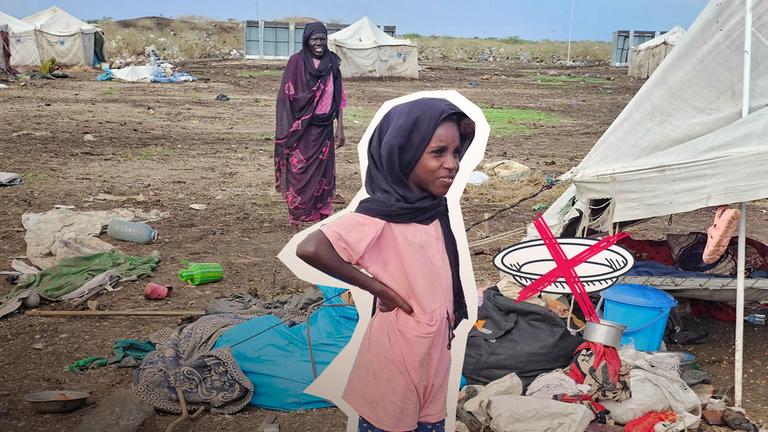 Ein Mädchen steht auf einem Feld mit Flüchtlingszelten und schaut in die Ferne.