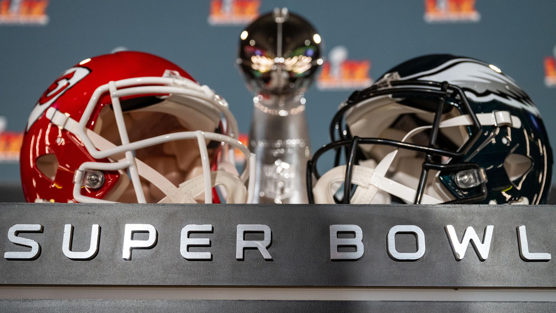 Super Bowl 2025 - Helme und Trophäe