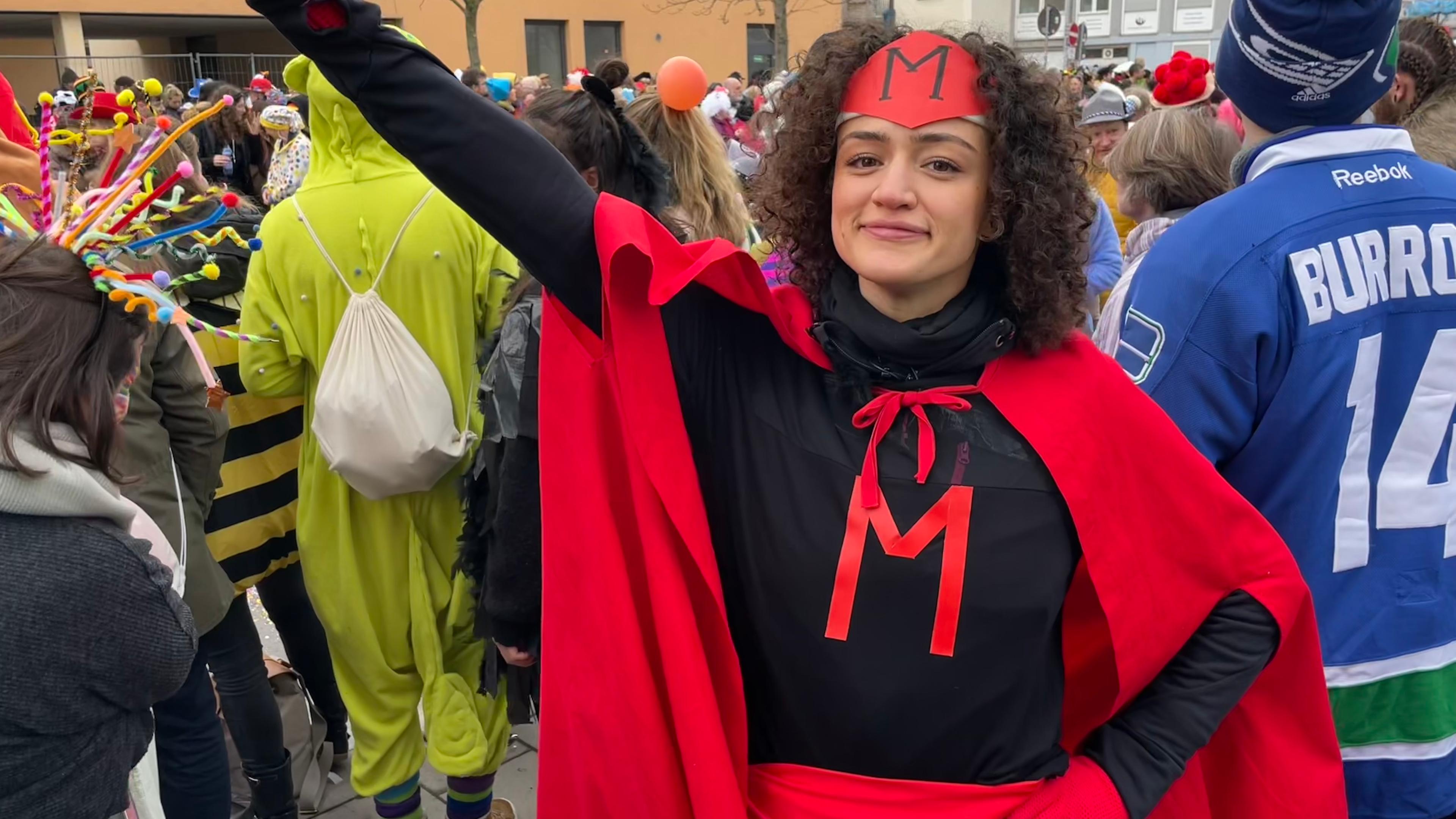 logo!-Reporterin Maral an Rosenmontag 