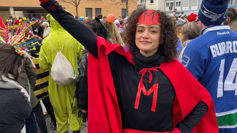 logo!-Reporterin Maral an Rosenmontag 