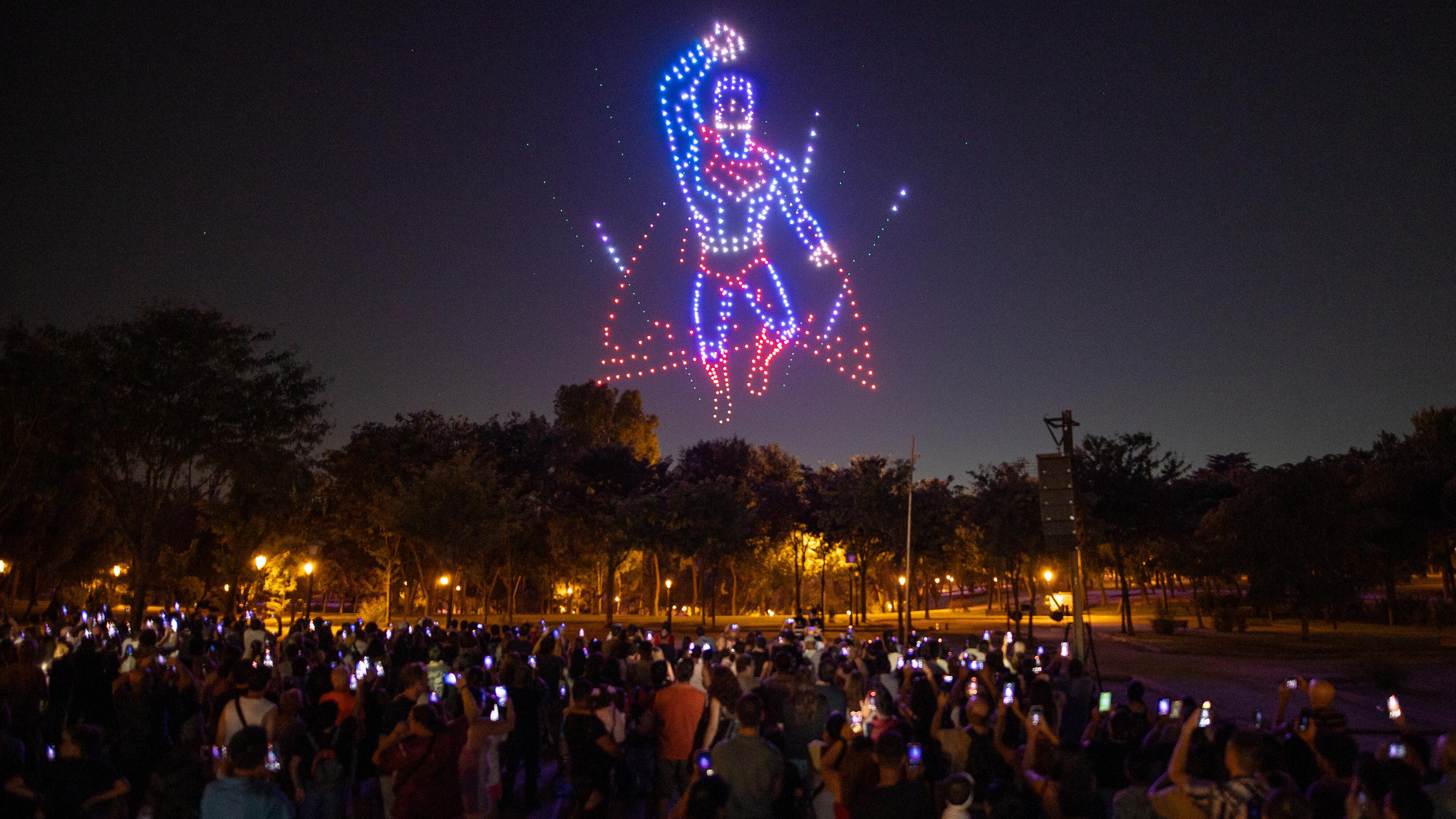 Ein Bild von Superman ist auf den Himmel von Madrid projeziert: dafür wurden über 600 Drohnen genutzt.