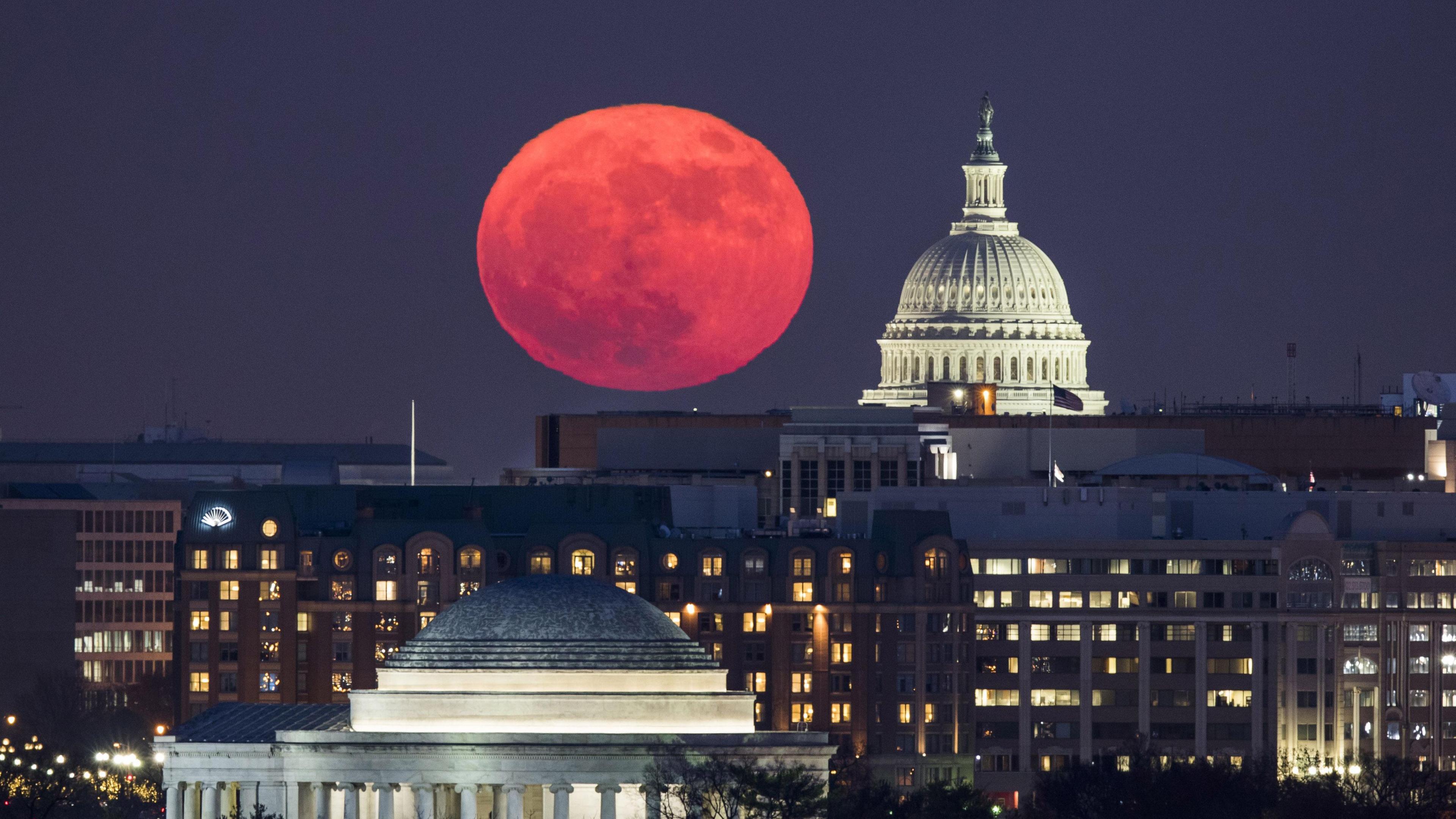 Der Mond erscheint ungewohnt groß am Himmel in Washington