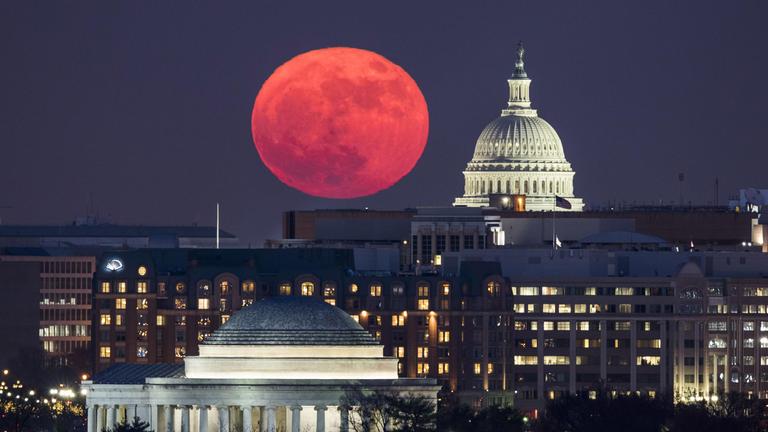 Der Mond erscheint ungewohnt groß am Himmel in Washington