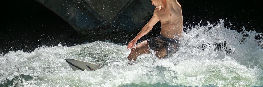 Ein Surfer auf der Eisbachwelle in München. 