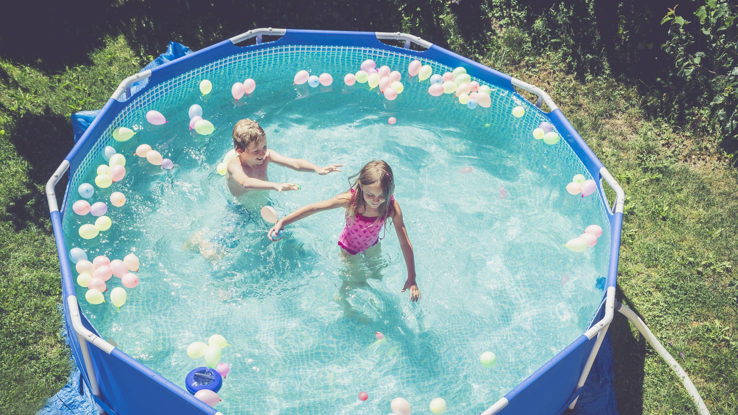Junge und Mädchen in einem Swimmingpool