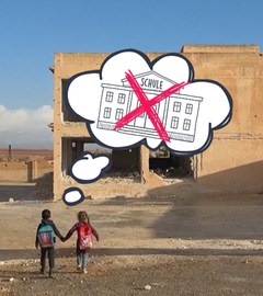 Zwei Kinder laufen Hand in Hand auf ein zerstörtes Gebäude zu. Über ihnen ist eine grafische Gedankenblase mit einer durchgestrichenen Schule zu sehen. 