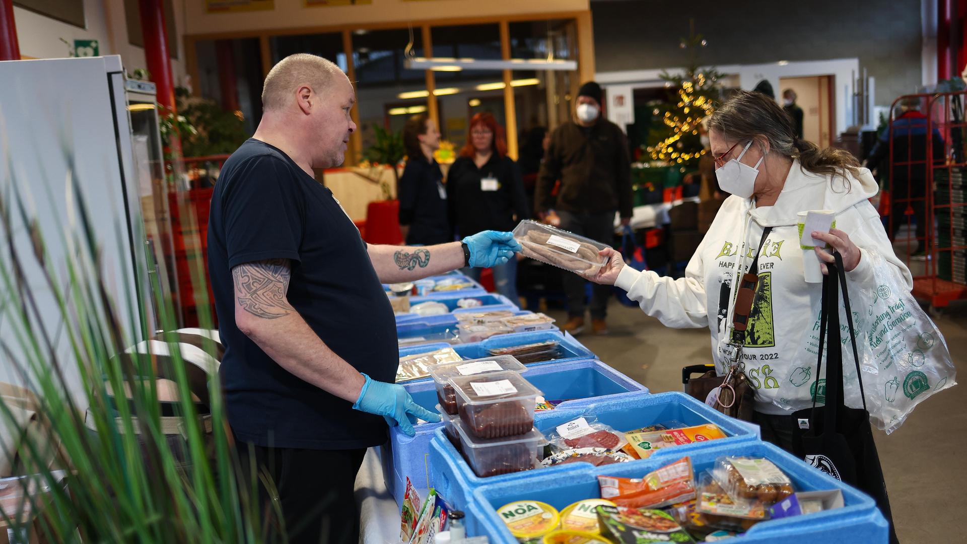 Eine Rentnerin steht an einer Ausgabestelle der Hamburger Tafel im Stadtteil Jenfeld.