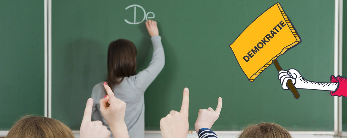 Kinder die sich melden. Eine Lehrerin schreibt währenddem etwas an die Tafel.