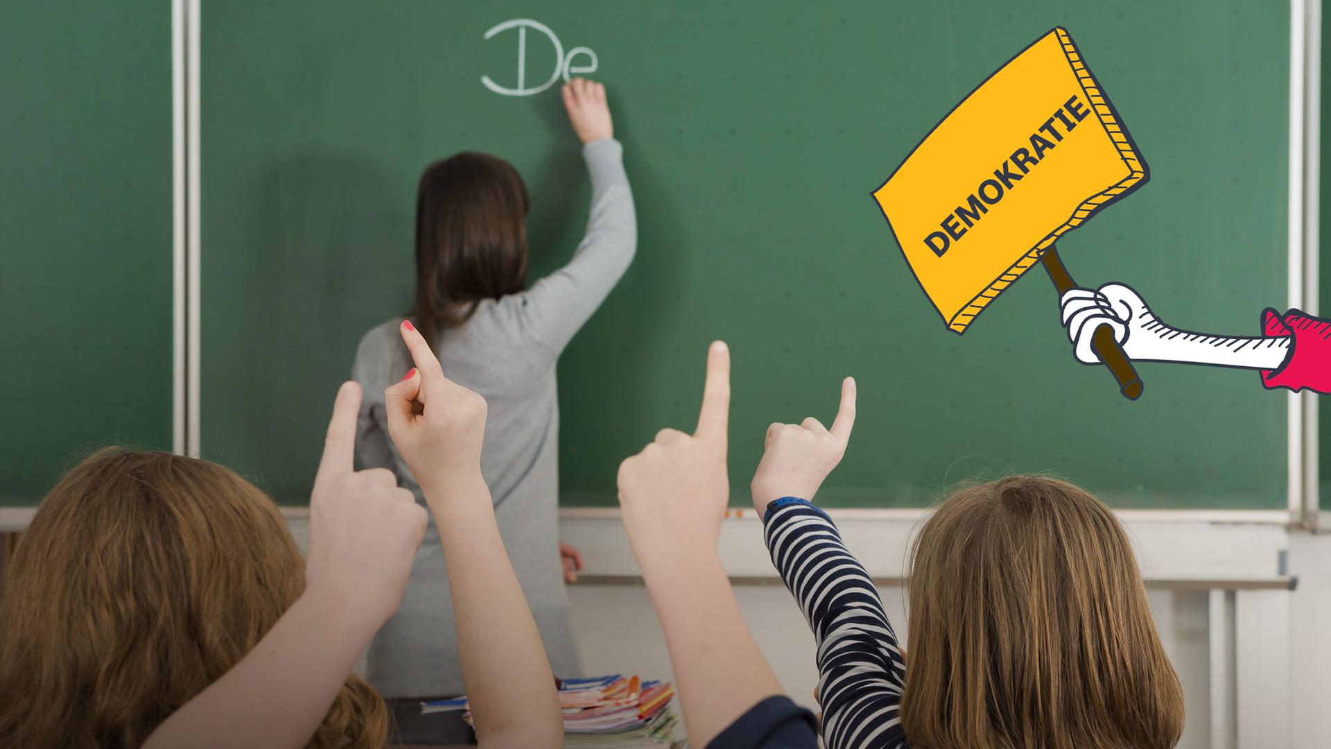Kinder die sich melden. Eine Lehrerin schreibt währenddem etwas an die Tafel.