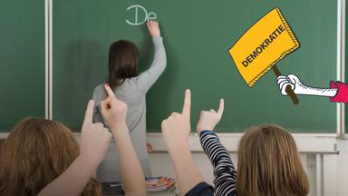 Kinder die sich melden. Eine Lehrerin schreibt währenddem etwas an die Tafel.