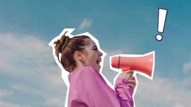 Ein Mädchen mit einem Megaphon