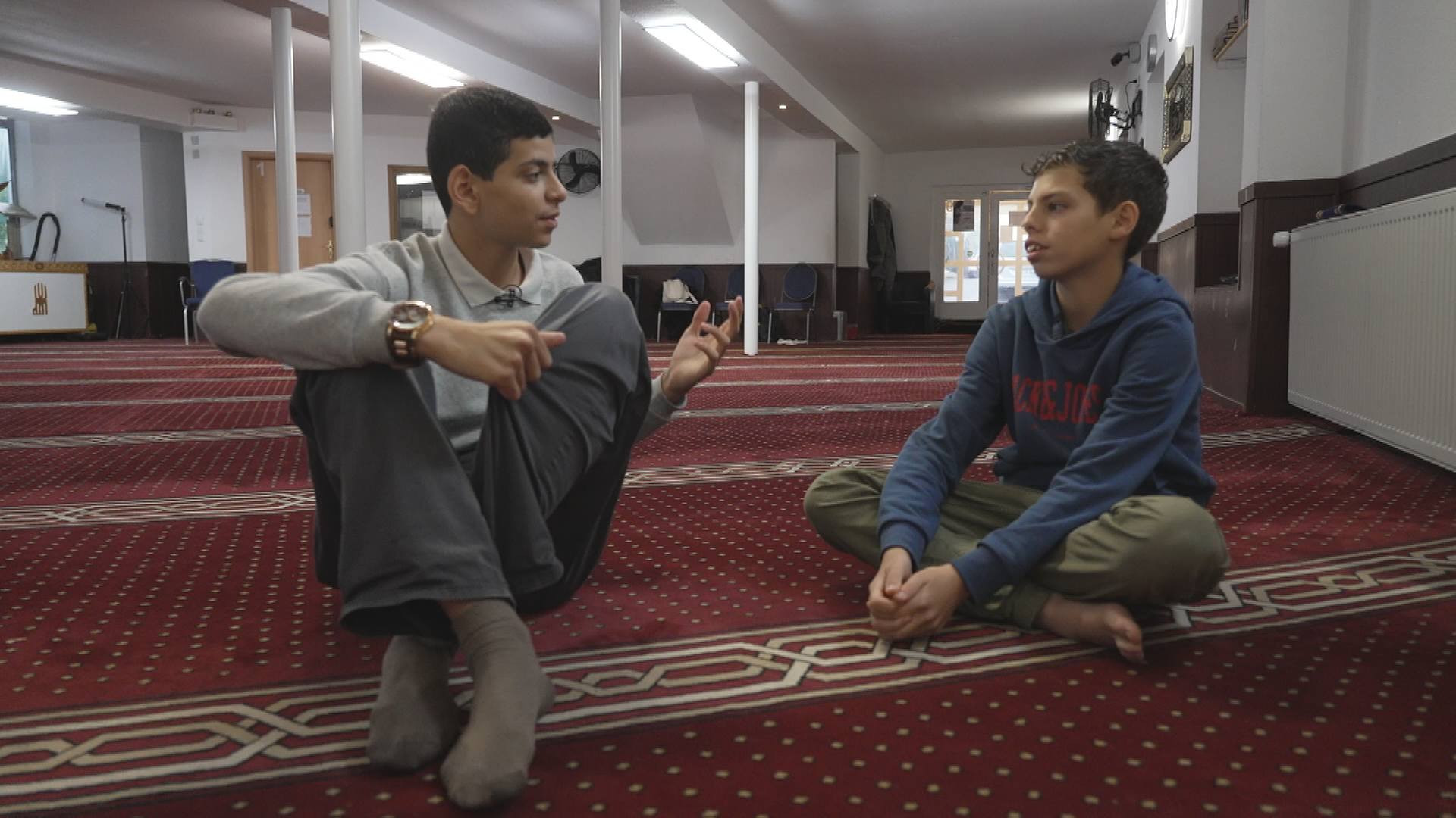 Zwei Jungen in einer Moschee