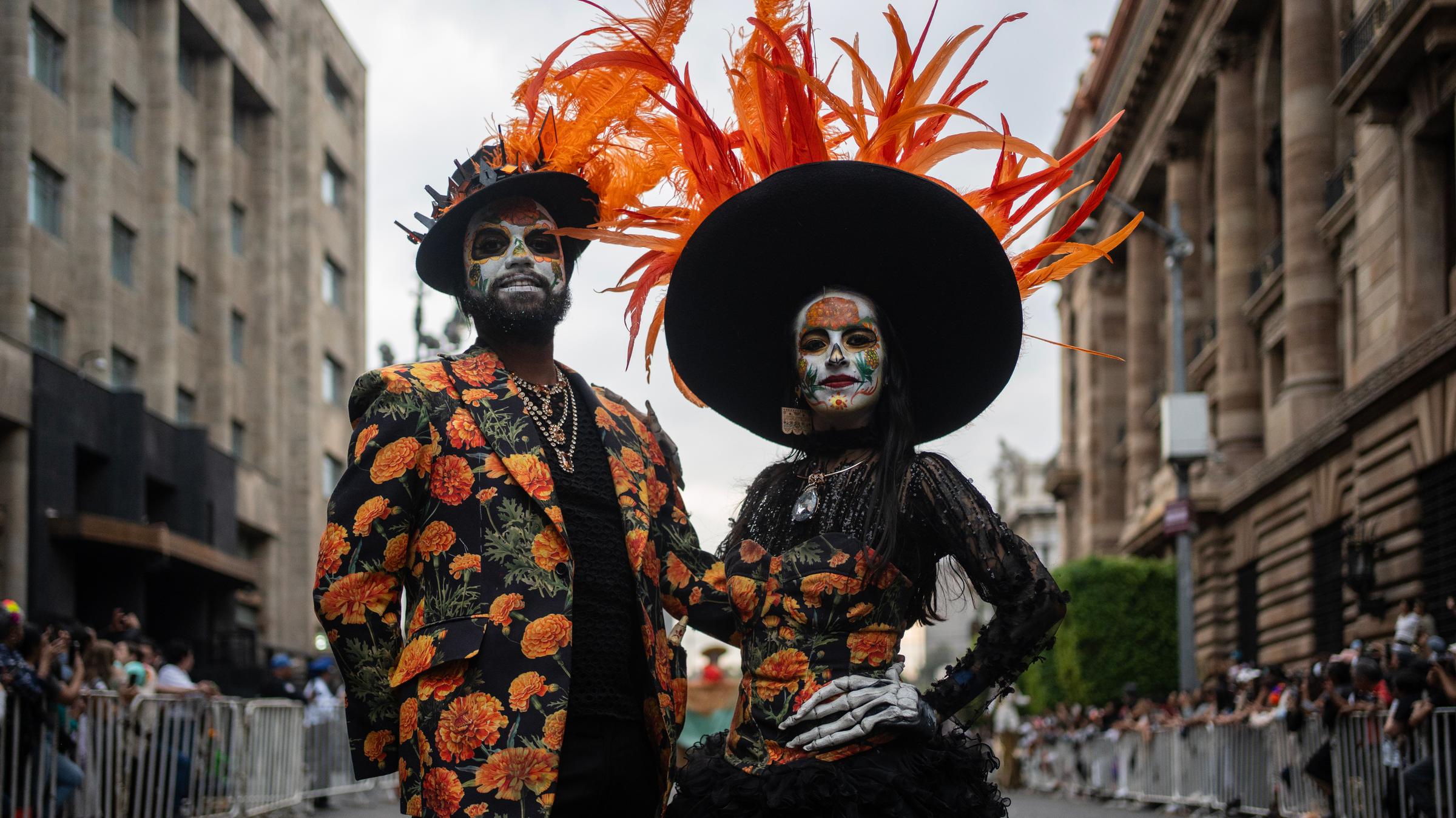 Menschen in Kostümen der mexikanischen Kultur nehmen an der Parade zum Tag der Toten in Mexiko-Stadt teil.