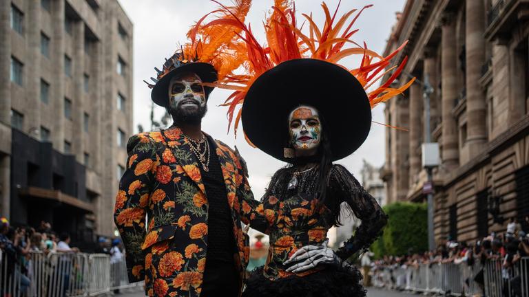 Menschen in Kostümen der mexikanischen Kultur nehmen an der Parade zum Tag der Toten in Mexiko-Stadt teil.