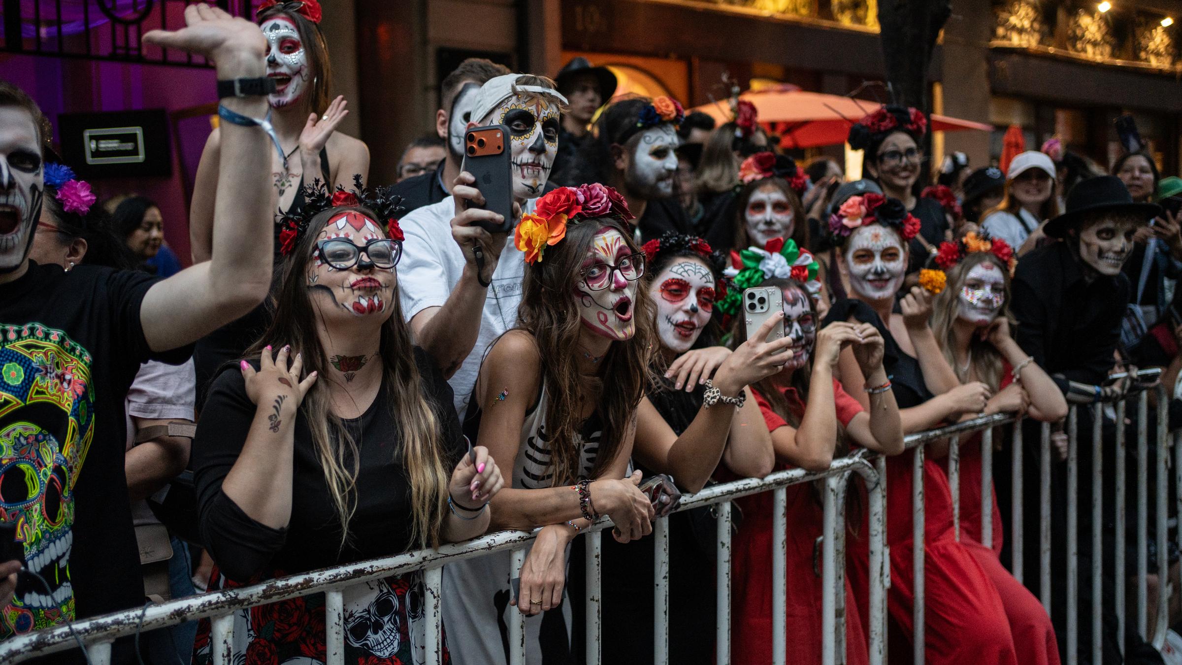 Menschen aus Polen, gekleidet in Kostümen der mexikanischen Kultur, nehmen an der Parade zum Tag der Toten in Mexiko-Stadt teil.