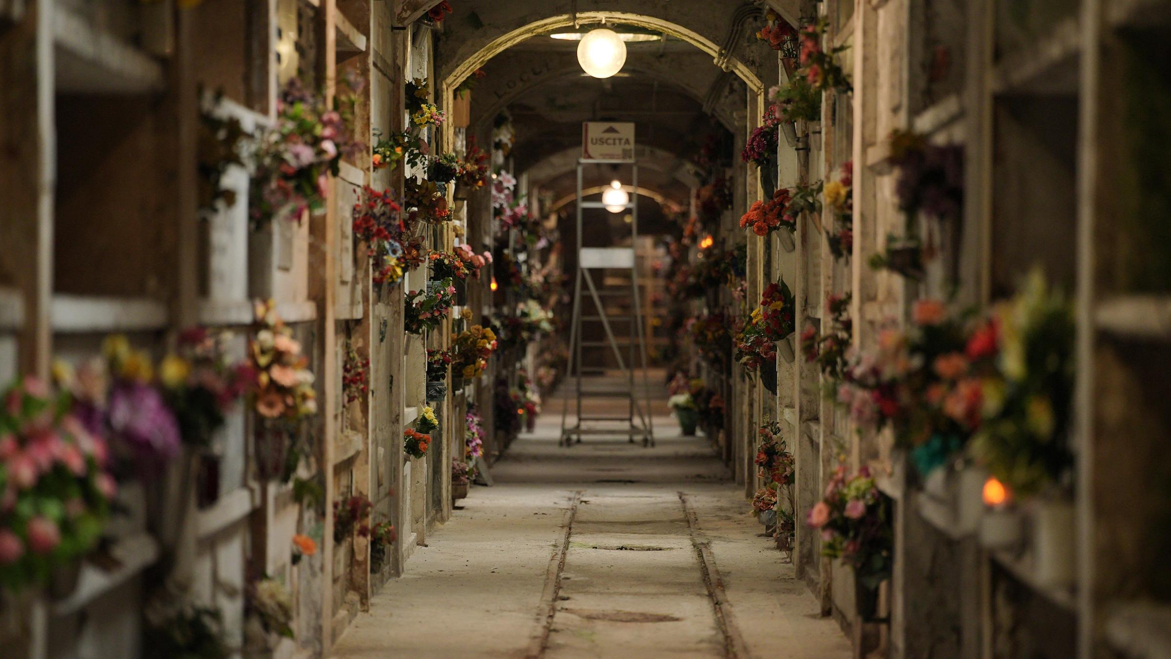 Viele bunte Blumensträuße stecken an den Gräbern des Monumentalfriedhofs in Turin.