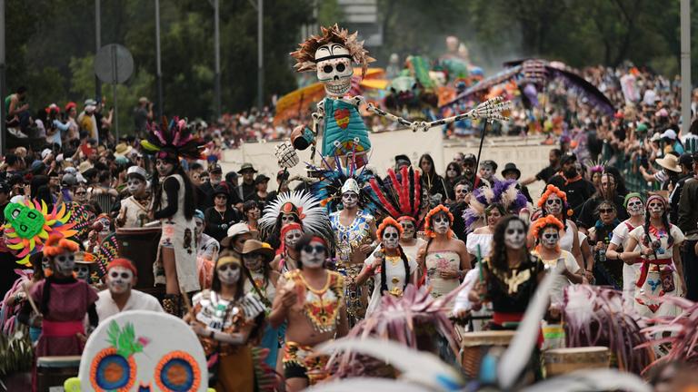 Kostümierte Teilnehmer marschieren bei der Parade zum Tag der Toten in Mexiko-Stadt.