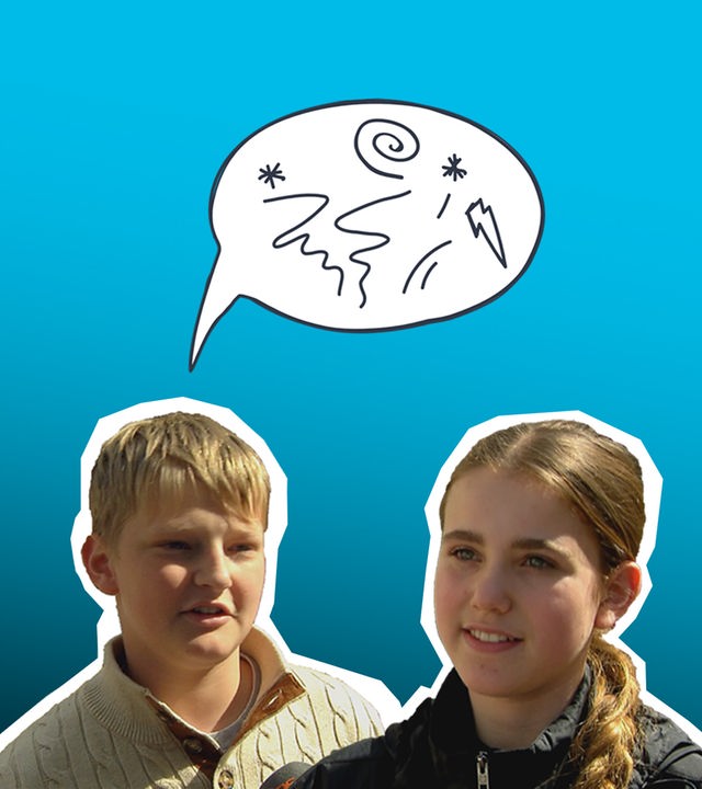 Collage: Ein Junge und ein Mädchen vor blauem Hintergrund, über ihnen ein Alarm-Symbol und zwei Sprechblasen mit Musiknoten und Gekritzel.